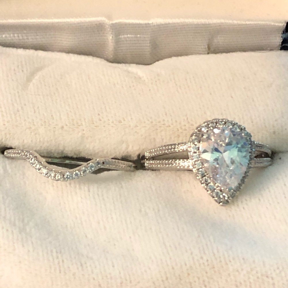Silver ring set w/cubic zirconia stone